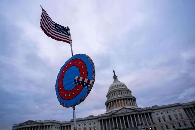 Une lettre Q symbole de la théorie du complot QAnon devant le Capitole à Washington, mercredi dernier.