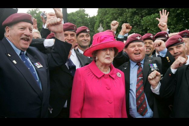 Thatcher et des vétérans de la guerre des Malouines, en 2007. 