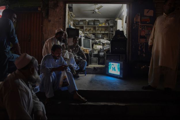 Des hommes regardent la télévision à Rawalpindi au Pakistan.