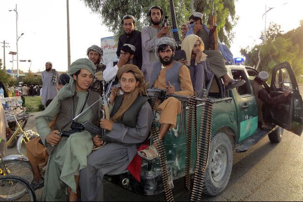 Des talibans patrouillent à Kandahar le 15 août 2021