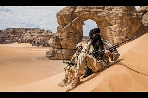 Deux militaires de la Katiba Tenere. La «brigade du Sahara», devant l'arche de Forzhaga, dans le massif de l'Akakus.