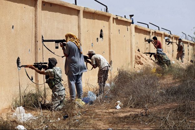 A Syrte, en Libye, le 15 juillet. Dans le viseur de ces snipers, le centre Ouagadougou, QG de Daech protégé par un champ de mines.