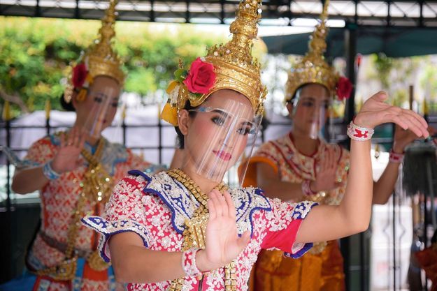 La visière, mieux qu’un masque pour apprécier la grâce des danseuses thaïlandaises. 