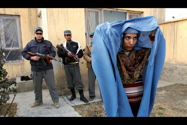  Malalaï et trois de ses gardes du corps devant la maison où elle a rencontré nos envoyées spéciales. Pour des raisons de sécurité, elle ne dort jamais plus de deux ou trois soirs de suite au même endroit. Elle a horreur de la burqa, mais la porte pour se protéger.