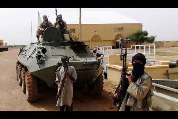  Des combattants du groupe islamiste Mujwa, lié à Al Qaida, dans la ville de Gao (Mali), le 7 août dernier.