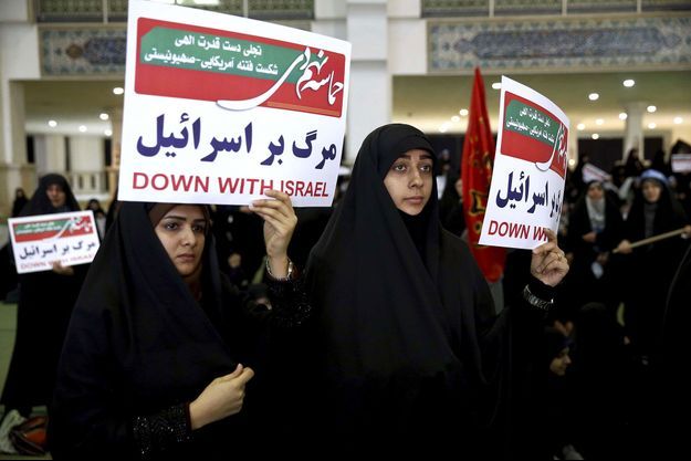 En anglais sur les pancartes de ces manifestantes prorégime photographiées samedi à Téhéran: "A bas Israël".