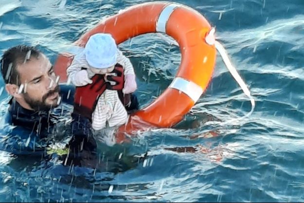 Migrants A Ceuta La Photo Du Sauvetage D Un Bebe De La Noyade Choque Le Monde