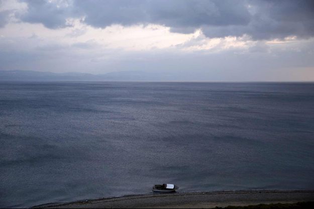 Les migrants, désespérés, s'aventurent à bord d'embarcations de fortune pour traverser la mer Egée. 