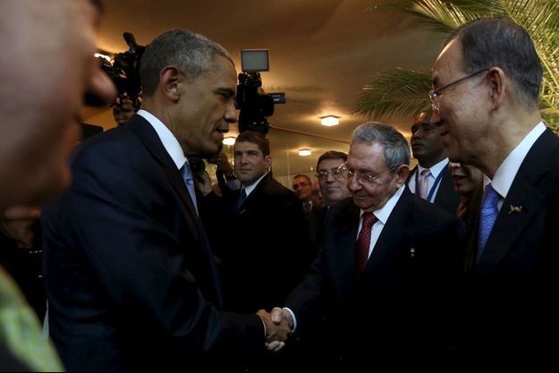 La poignée de main entre les présidents américain Barack Obama et cubain Raul Castro.