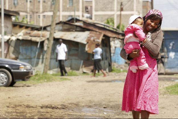 Femme et son enfant, à Nairobi, au Kenya.