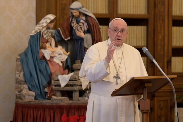 Le pape François prononce la prière de l'Angélus au Vatican, vendredi.