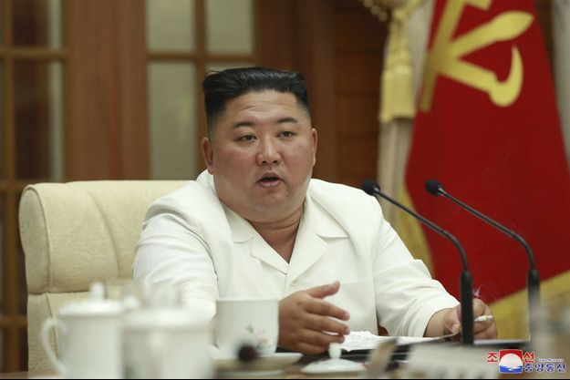 Les médias nord-coréens ont diffusé des images de Kim Jong Un présidant une réunion. 