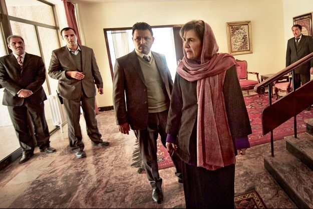 A Kaboul, le 30 novembre, dans l’aile du palais présidentiel qui lui est réservée, entourée de ses gardes du corps. Il faut passer cinq check-points pour rencontrer Rula Ghani.