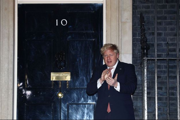 Boris Johnson devant le 10, Downing Street.
