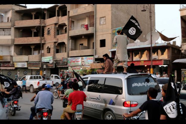Des partisans de l'Etat islamique à Racca, en Syrie, le 29 juin dernier.
