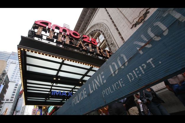  Devant un cinéma new-yorkais projetant le film, la police a pris position après le drame du Colorado.