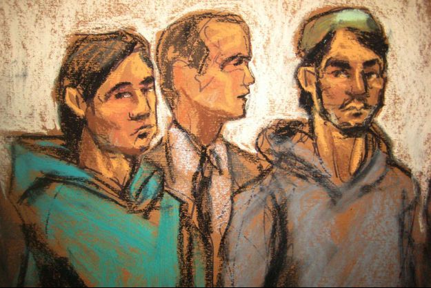 Akhror Saidakmetov et Abdurasul Juraboev entourent leur avocat Adam Perlmutter, devant la cour fédérale de New York. 