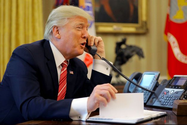 Donald Trump au téléphone, dans le bureau ovale, en juin 2017. Au bout du fil ce jour-là : le Premier ministre irlandais, Leo Varadkar. 