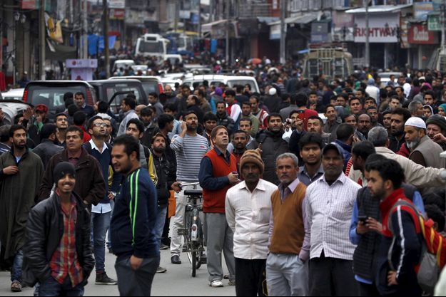A Srinagar, les gens se rassemblent dans la rue afin d'éviter d'être dans les bâtiments en cas de réplique violente.