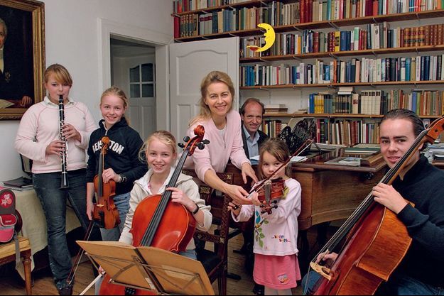 En 2005, elle reçoit Match en famille, avec son mari Heiko (au piano) et cinq de leurs sept enfants (de g. à dr.) : Donata, les jumelles Victoria et Johanna, Gracia et David.