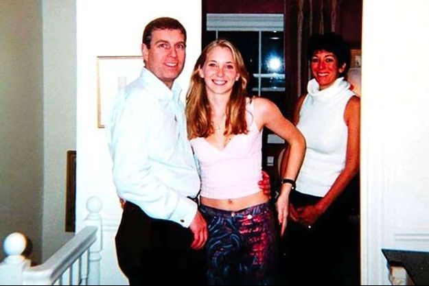 Le Prince Andrew, Virginia Roberts et Ghislaine Maxwell en mars 2001 à Londres.