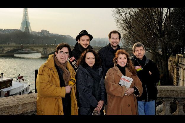  Avec la tour Eiffel en arrière-plan : de g. à dr., José Maria Patino, Giacomo Leso, Kim Willsher, Vladimir Dobrovolski, Luisa Pace et Stefan Simons.