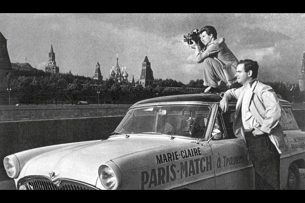  Devant le Kremlin, le premier voyage de deux reporters, Jean-Pierre Pedrazzini et Dominique Lapierre (de g. à dr.).
