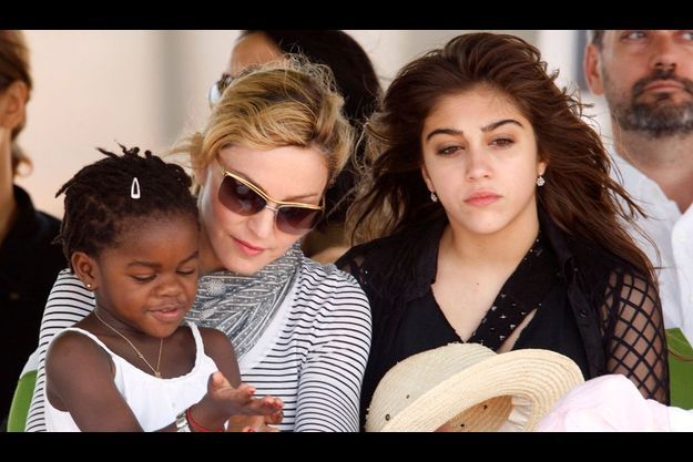  Madonna avec son fils adoptif James, originaire du Malawi, et sa fille Lourdes (à dr.).