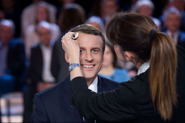 Emmanuel Macron en plein maquillage sur le plateau de "L'Emission politique", le 23 mars dernier.