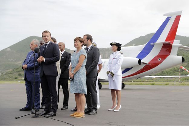 Emmanuel Macron prononce un court discours à l'aéroport de Saint-Martin Grand Case, samedi après-midi.