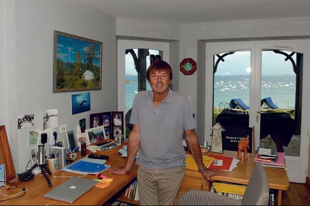 Dans son bureau avec vue sur la mer, à Saint-Lunaire, en août 2020.