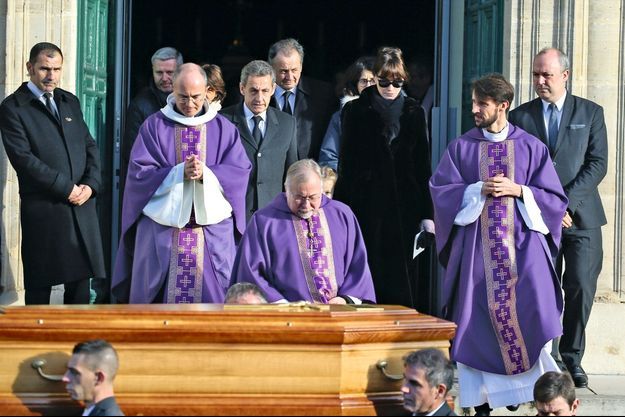 A Neuilly-sur-Seine, le 18 décembre, Nicolas Sarkozy avec son frère Guillaume et sa femme, Carla, à l’église Saint-Jean-Baptiste.
