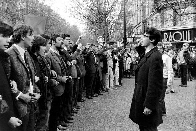 Le 6 mai, au carrefour des boulevards Saint-Michel et Saint-Germain, les étudiants manifestent avant l’intervention policière. Devant eux, le leader des Jeunesses communistes révolutionnaires, Alain Krivine.