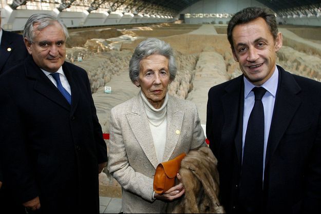 Jean-Pierre Raffarin, Andrée "Dadu" Sarkozy et Nicolas Sarkozy, lors d'une visite du mausolée de l'empereur Qin, à l'occasion d'un voyage du président Sarkozy en Chine, en novembre 2007.