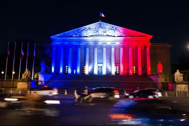 L'Assemblée nationale en bleu blanc rouge, mardi soir.