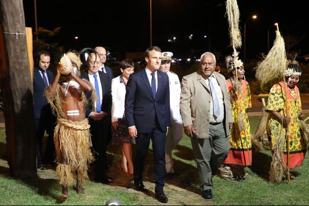 Emmanuel Macron avec le président du Sénat coutumier, Pascal Sihaze (à droite du président), jeudi à Nouméa.