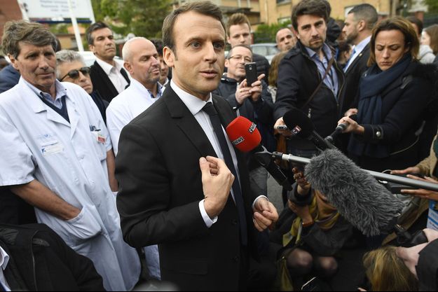 Le candidat Emmanuel Macron à Garches, le 25 avril.