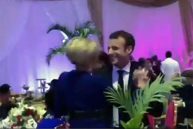Emmanuel et Brigitte Macron dansent à Dakar, vendredi.