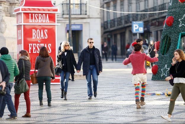 Emmanuel et Brigitte Macron, dans les rues de Lisbonne le 26 décembre. 