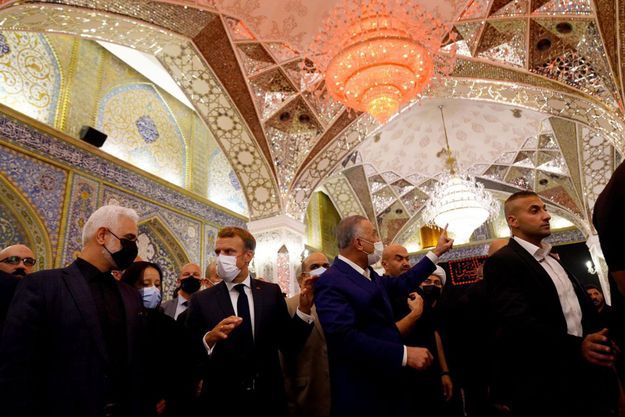 Emmanuel Macron a visité, en compagnie du Premier ministre irakien Mustafa al-Kadhemi (en bleu marine, à droite) , le sanctuaire d'al-Kadhimiya, lieu de pèlerinage important pour les chiites.
