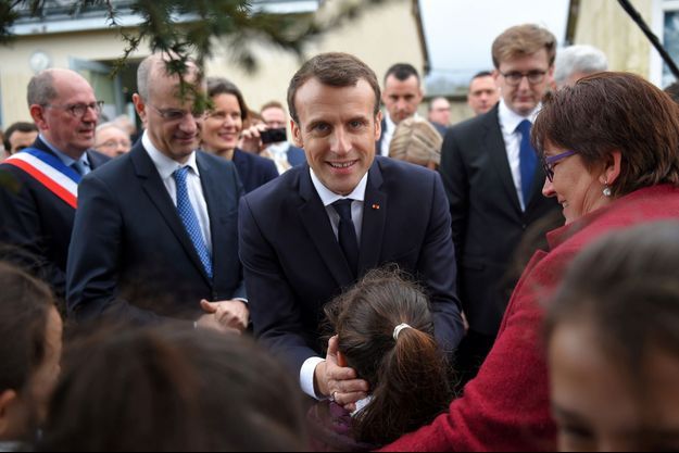 Emmanuel Macron jeudi lors d'un déplacement dans une école primaire de Rilly-sur-Vienne. 