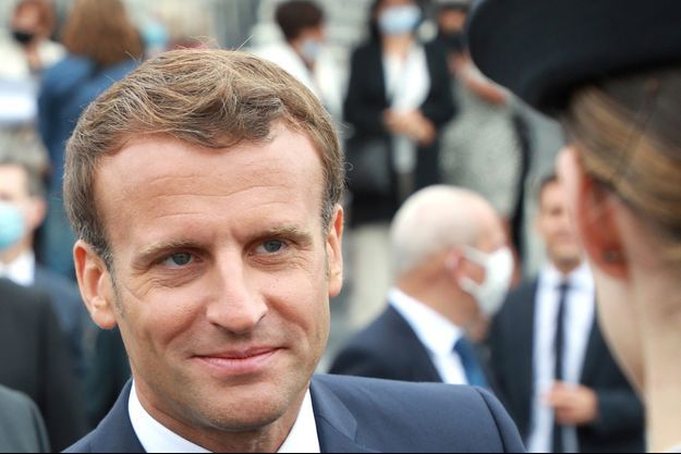 Emmanuel Macron pris à partie par des "gilets jaunes" aux ...