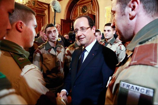 Janvier 2013. François Hollande avec les militaires qui partent pour le Mali.