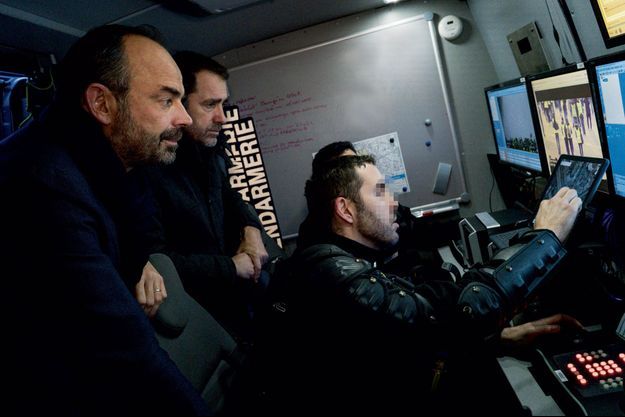 Samedi 8 décembre, 16h45. Edouard Philippe et Christophe Castaner dans un camion de surveillance de la gendarmerie muni de caméras HD montées sur des perches télescopiques.