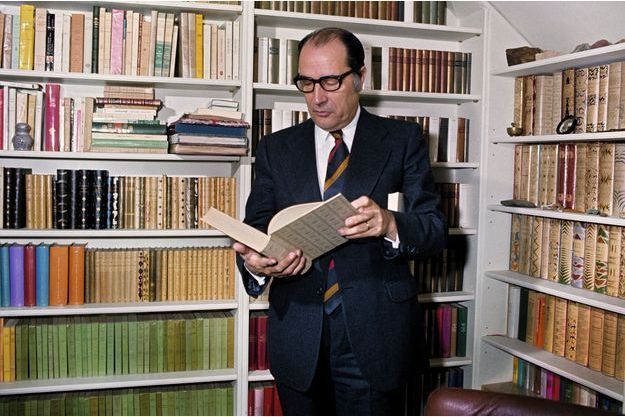 Avril 1974. Le premier secrétaire du parti socialiste dans sa bibliothèque, rue de Bièvres.
