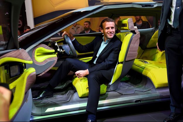 Le 15 octobre 2016, Emmanuel Macron visite le salon de l'automobile. Ex-ministre, il n'est alors que le président de son mouvement. Un mois plus tard, il déclarera sa candidature à l'élection présidentielle.