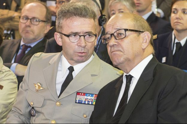 Le ministre de la Défense Jean-Yves Le Drian ici en 2016 avec le général de corps d'armée Christophe Gomart, directeur du renseignement militaire et président de l'Intelligence campus