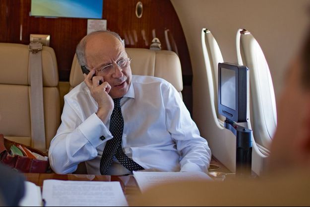 Dans le Falcon qui l’emmène à Vienne, samedi 27 juin. Laurent Fabius s’entretient au téléphone avec son homologue britannique, Philip Hammond, au sujet de l’attentat en Tunisie.