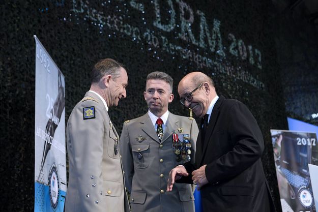 Le général de corps d'armée Christophe Gomart, le 23 mars 2017 lors du 25ème anniversaire de la Direction du renseignement militaire à Creil, entouré de Jean-Yves Le Drian (à Dte) et du chef d'état major des armées le général Pierre de Villiers.