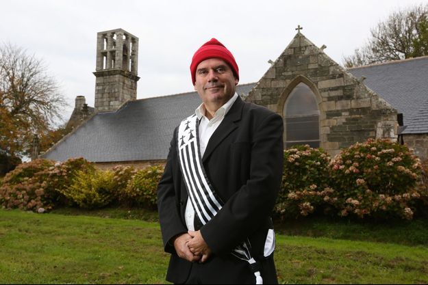 Le maire de Carhaix pose devant la chapelle Saint-Philibert de Lanvern, symbole de l’époque des« Bonnets rouges ».